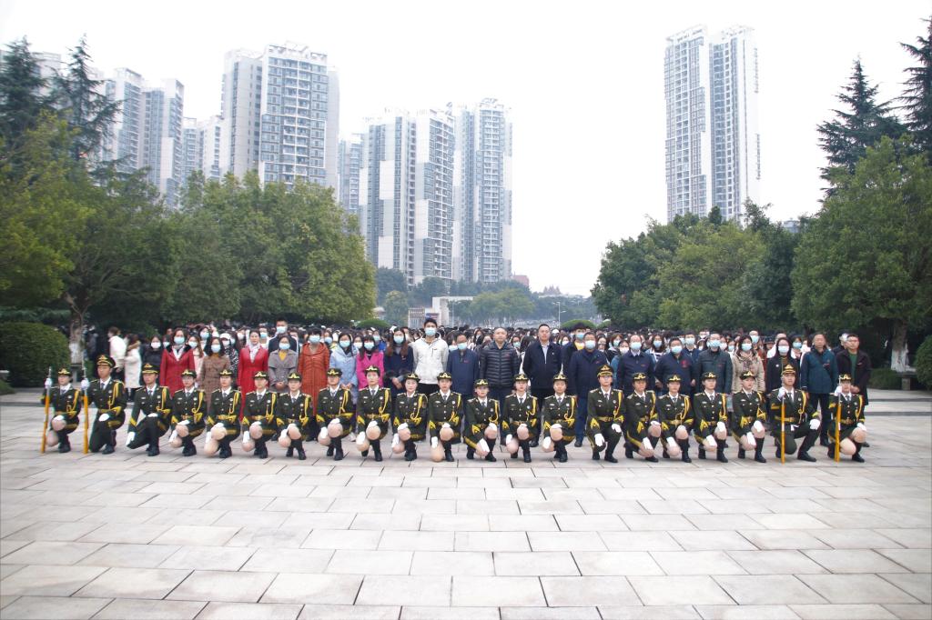 升旗仪式后合影
